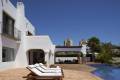 Luxe villa met zeezicht te koop in Moraira