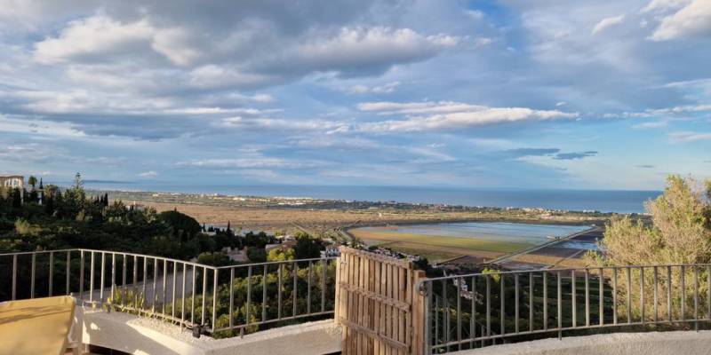 Wilt u vanaf uw terras genieten van dit uitzicht? Ontdek de voordelen van wonen in deze charmante villa te koop in Monte Pego